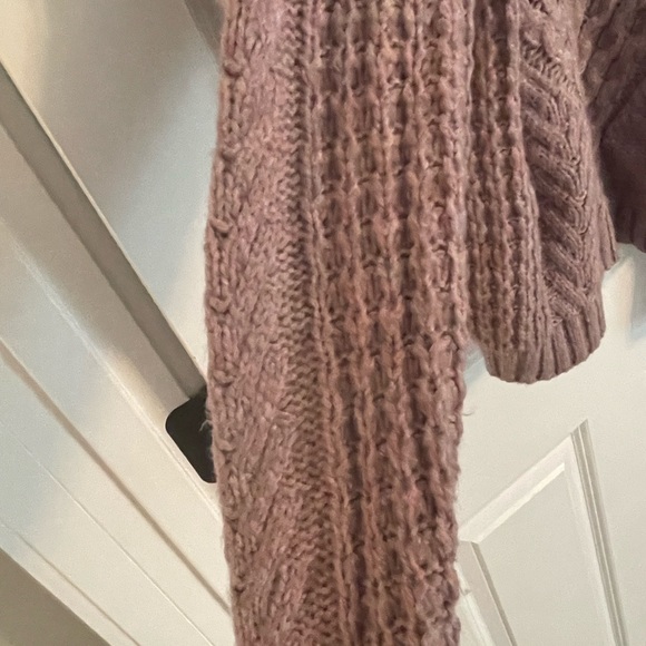 Express Cutout Shoulder Sweater - Picture 6 of 10